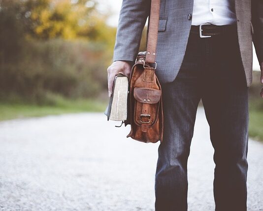 W jakim wieku można zostać profesorem?