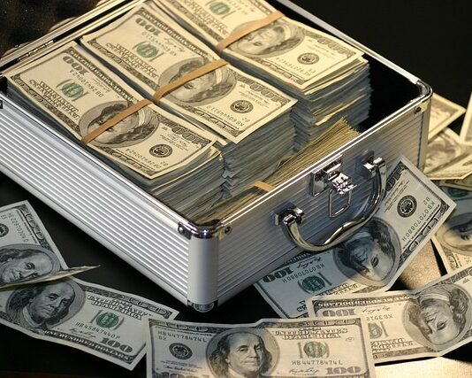 Ile zarabia specjalista ds logistyki i transportu?