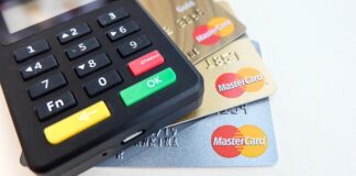 Czym się różni karta debit od Visa?